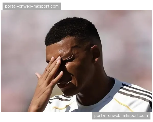 暖心一幕：对手球员受伤，皇马队医主动入场协助救治